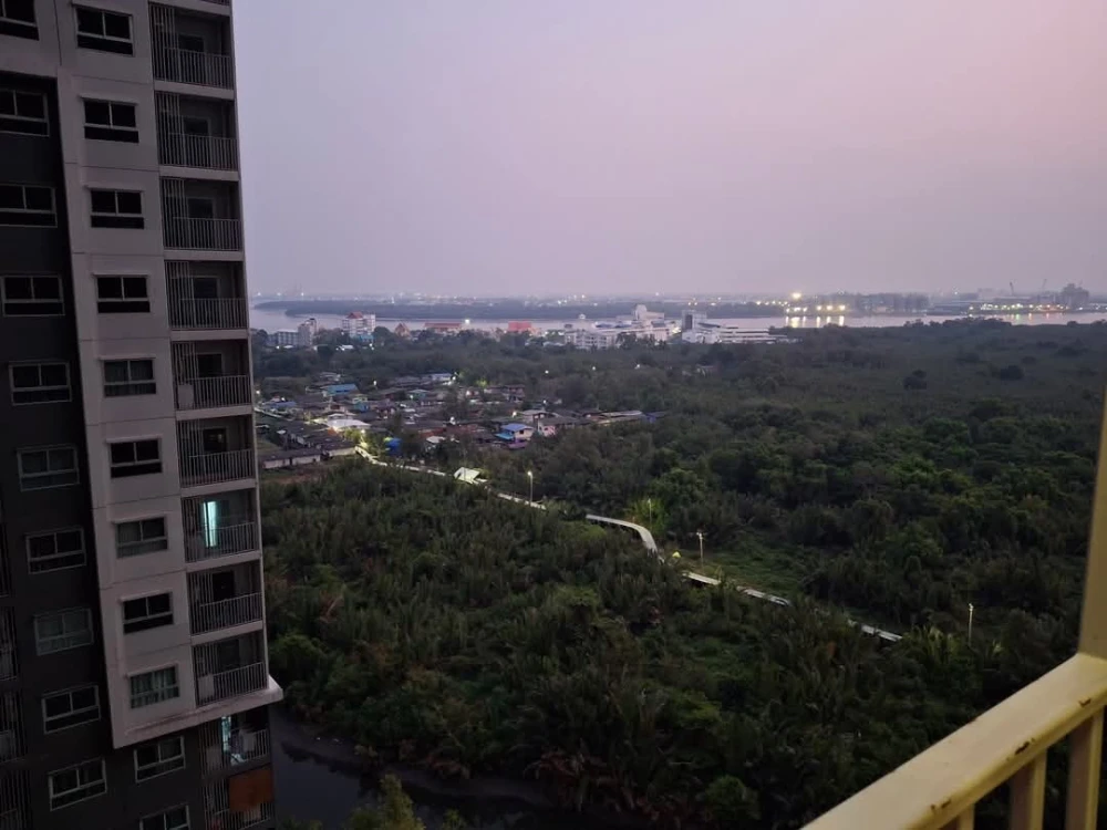 For rent The Trust Condo @ BTS Erawan, a nice room with good wallpaper, a good price, hurry and reserve.