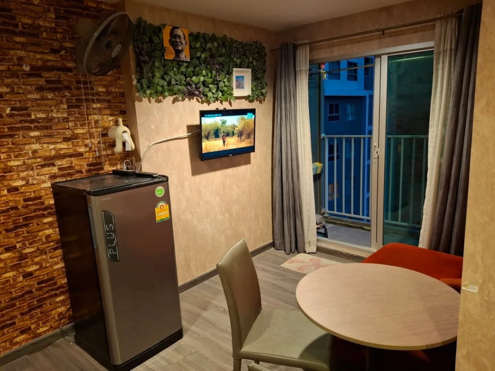 For rent The Trust Condo @ BTS Erawan, a nice room with good wallpaper, a good price, hurry and reserve.