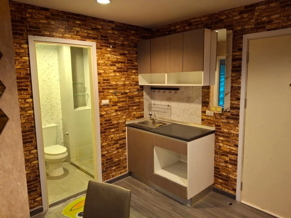 For rent The Trust Condo @ BTS Erawan, a nice room with good wallpaper, a good price, hurry and reserve.
