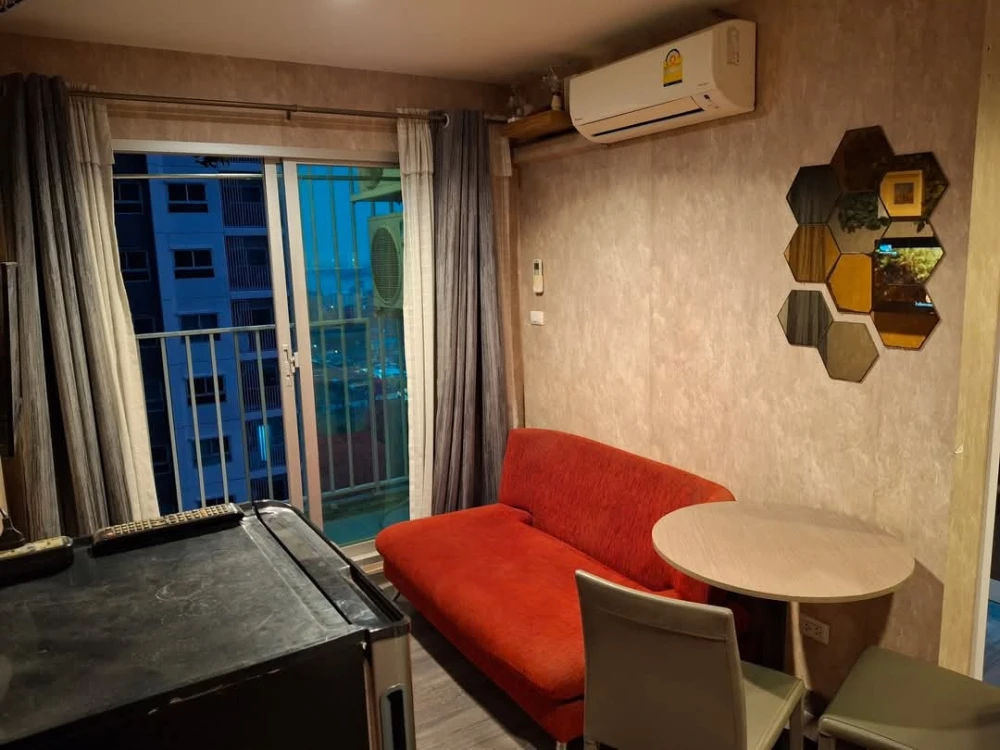 For rent The Trust Condo @ BTS Erawan, a nice room with good wallpaper, a good price, hurry and reserve.