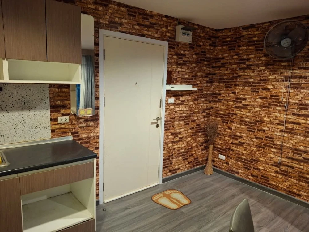 For rent The Trust Condo @ BTS Erawan, a nice room with good wallpaper, a good price, hurry and reserve.