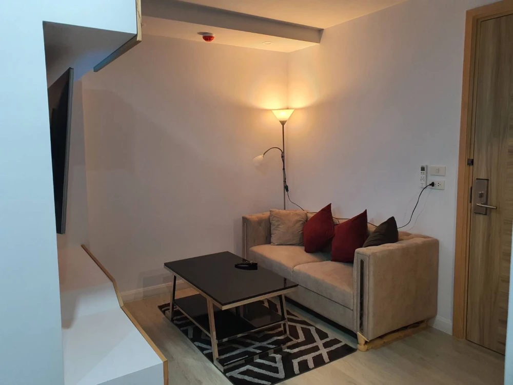 For rent V condo salaya, corner room with privacy, convenient and complete here. Come and book today.