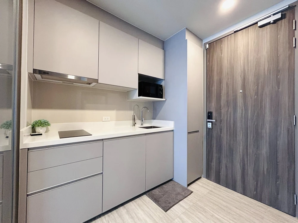 For rent Whizdom by the forestias, furnished room, ready to move in, white tone, comfortable to the eyes, affordable price, hurry and reserve now.