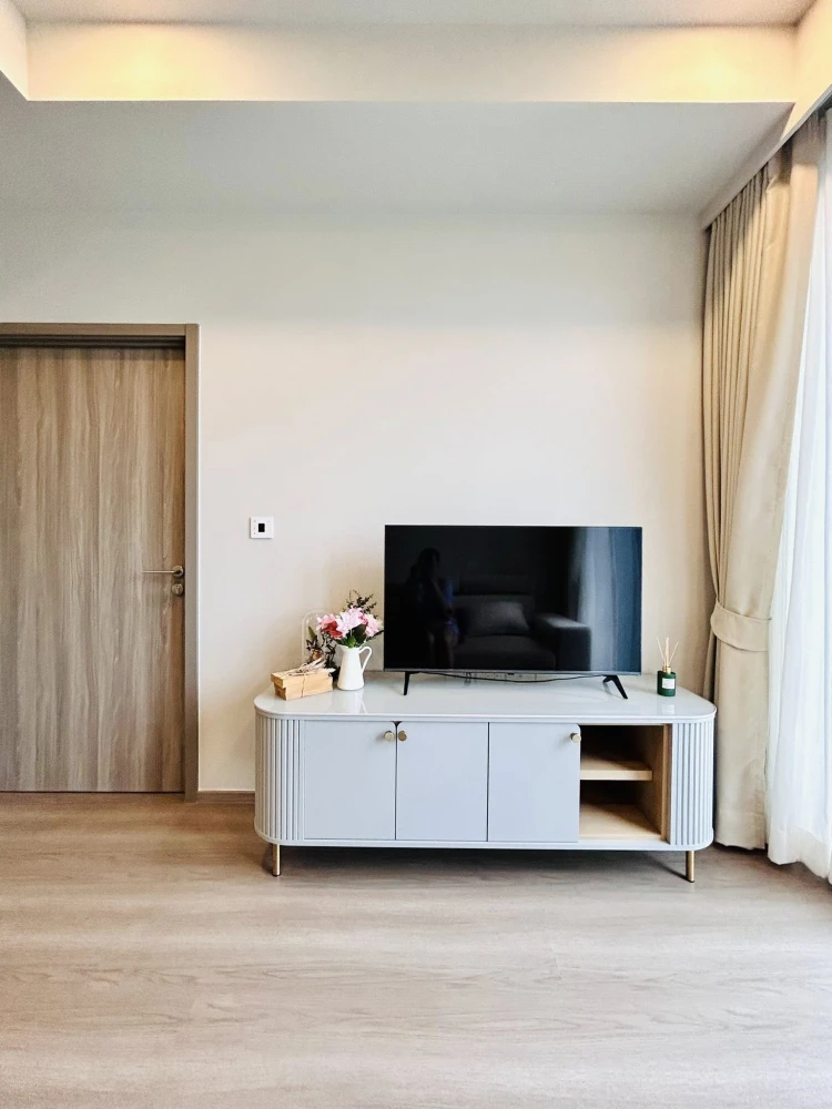 For rent Whizdom by the forestias, furnished room, ready to move in, white tone, comfortable to the eyes, affordable price, hurry and reserve now.