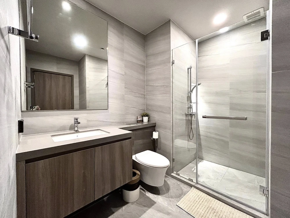 For rent Whizdom by the forestias, furnished room, ready to move in, white tone, comfortable to the eyes, affordable price, hurry and reserve now.