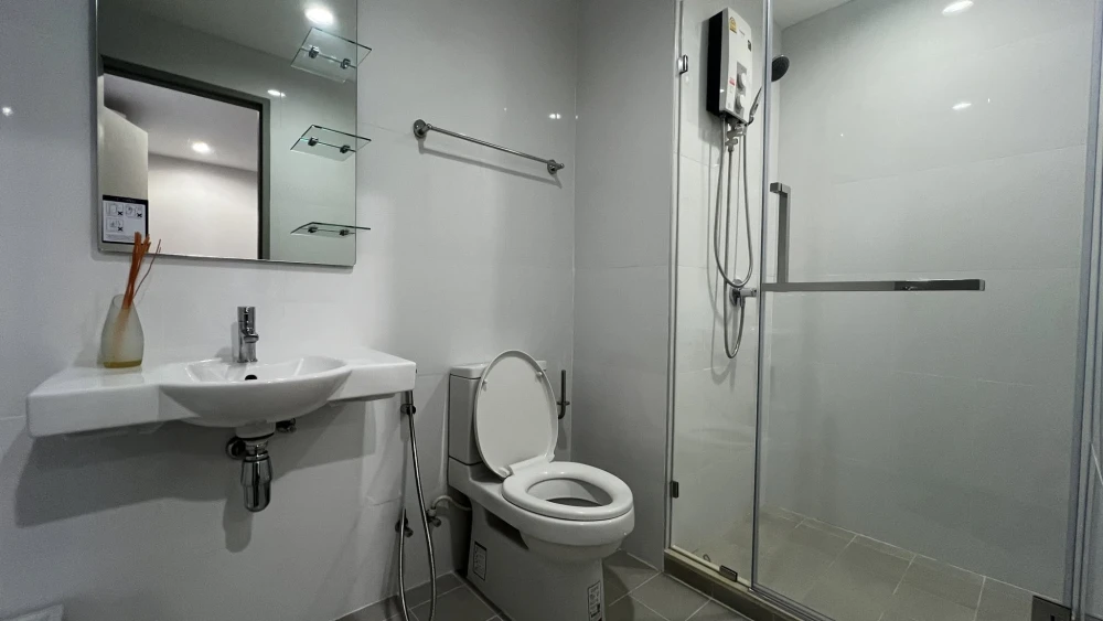 For rent: Ideo Sathorn Thapra condo, ready to move in, 30th floor with high floor view, complete amenities. Book now!