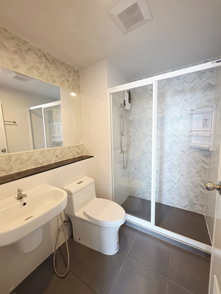 For rent: Regent Home Bangna project, special unit with wide frontage, high-quality built-in furniture. Book now, don't wait!