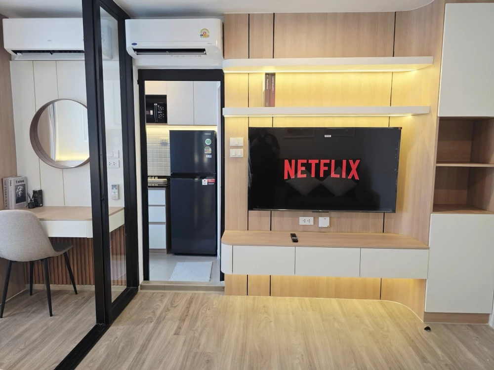 For rent: Regent Home Bangna project, special unit with wide frontage, high-quality built-in furniture. Book now, don't wait!