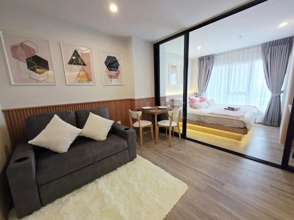 For rent: Regent Home Bangna project, special unit with wide frontage, high-quality built-in furniture. Book now, don't wait!