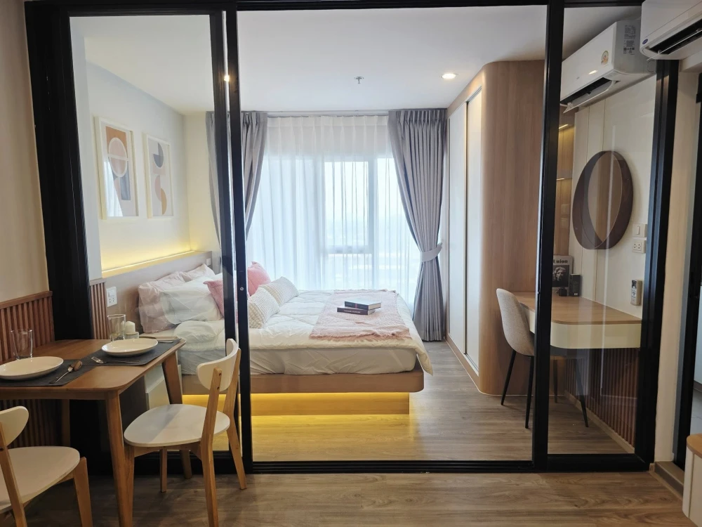 For rent: Regent Home Bangna project, special unit with wide frontage, high-quality built-in furniture. Book now, don't wait!