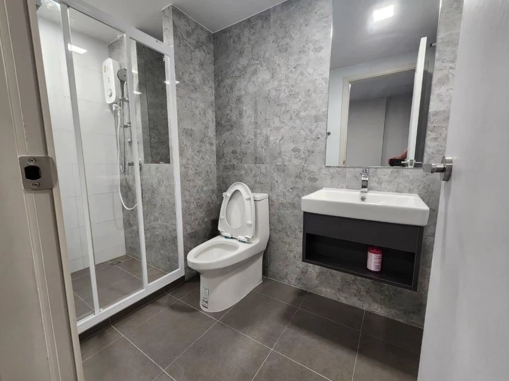 For sale or rent Atmoz Oasis Onnut, separate room, 2nd floor, garden view, come and reserve today.