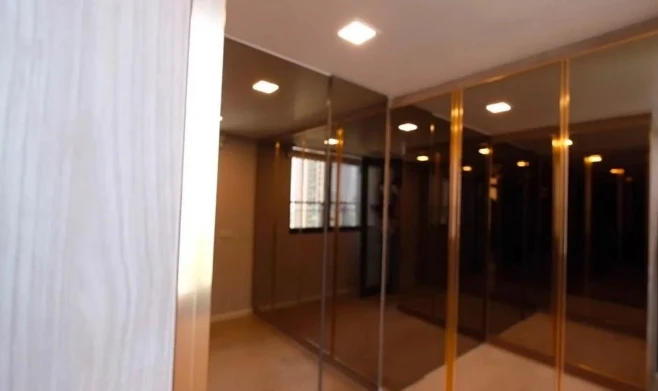 For sale Chewathai Resident Asoke, the largest Loft-style room, decorated with partitions, ready to be reserved.