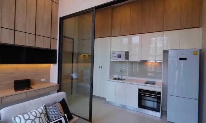 For sale Chewathai Resident Asoke, the largest Loft-style room, decorated with partitions, ready to be reserved.