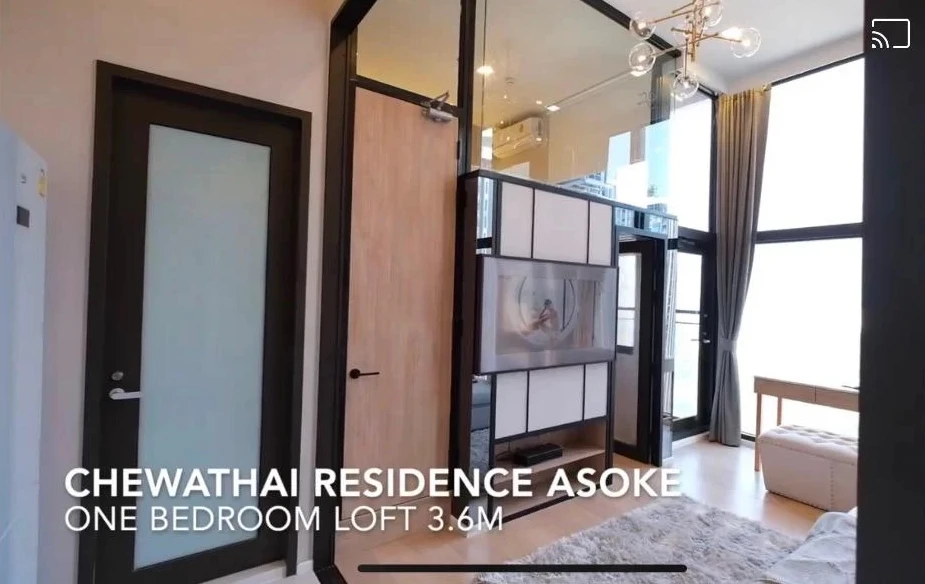 For sale Chewathai Resident Asoke, the largest Loft-style room, decorated with partitions, ready to be reserved.