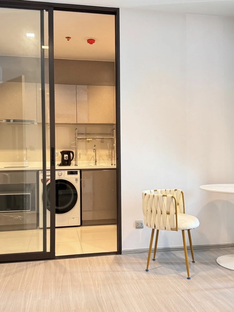 For Sale: Life Asoke Rama 9, ready-to-move-in unit on the 24th floor with city views. Convenient and complete amenities. Don't miss out!