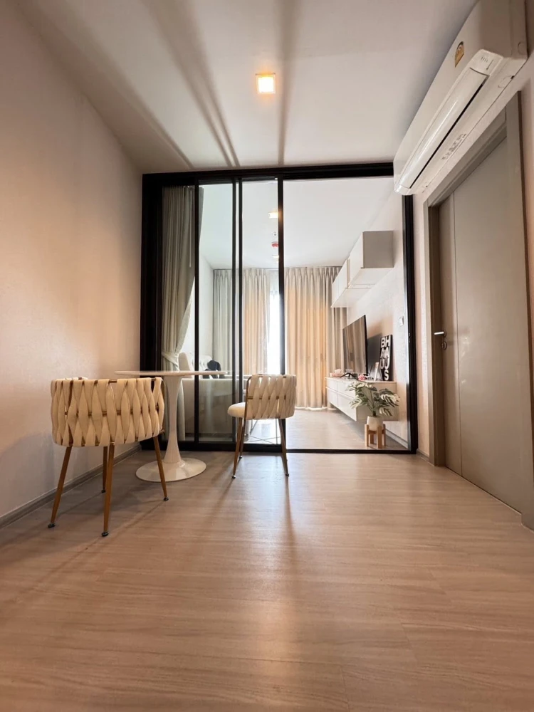 For Sale: Life Asoke Rama 9, ready-to-move-in unit on the 24th floor with city views. Convenient and complete amenities. Don't miss out!