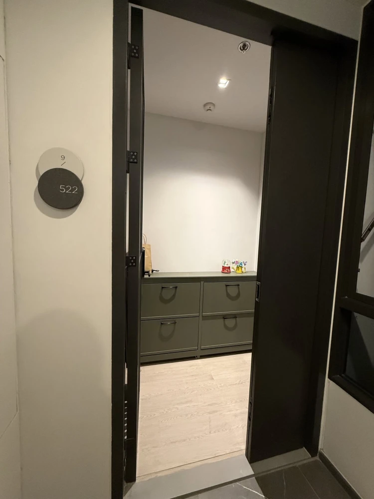 FOR SALE Rare Unit Reference Sathorn-Wongwianyai. Extra wide 13-meter frontage. Beautiful layout. Fully furnished. Book now!