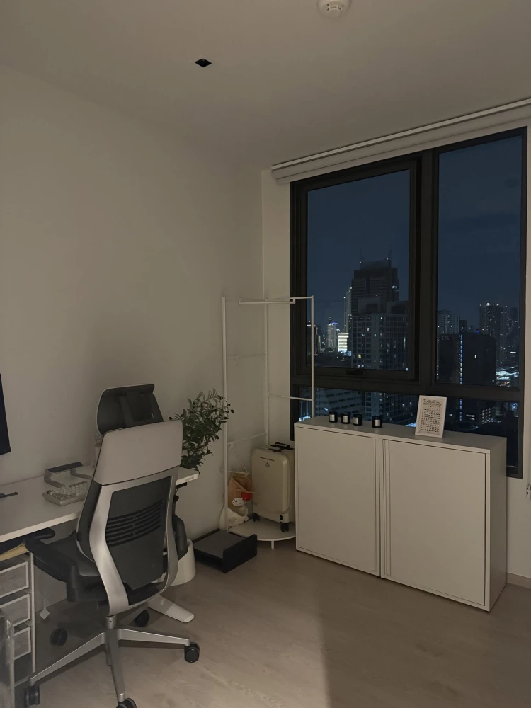 FOR SALE Rare Unit Reference Sathorn-Wongwianyai. Extra wide 13-meter frontage. Beautiful layout. Fully furnished. Book now!