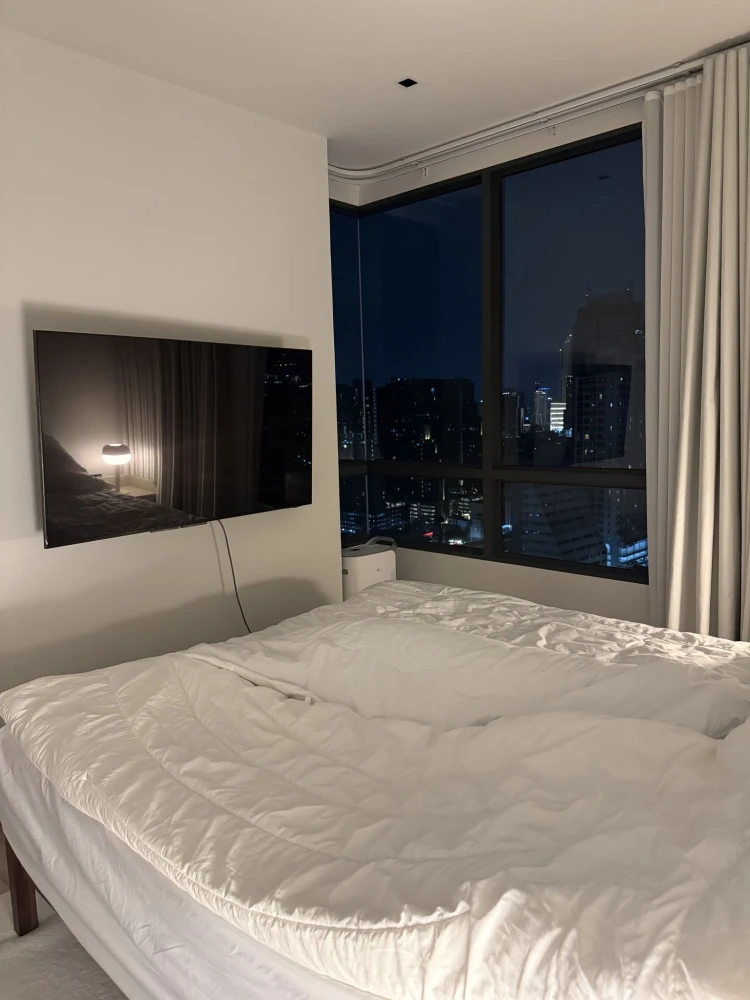 FOR SALE Rare Unit Reference Sathorn-Wongwianyai. Extra wide 13-meter frontage. Beautiful layout. Fully furnished. Book now!
