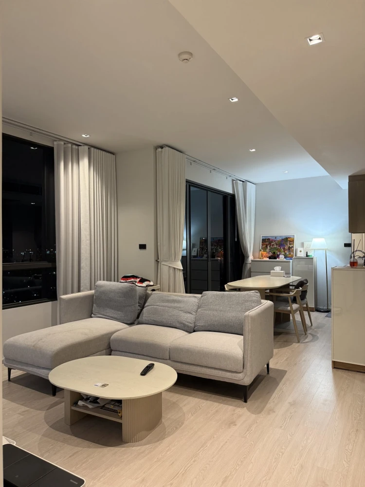 FOR SALE Rare Unit Reference Sathorn-Wongwianyai. Extra wide 13-meter frontage. Beautiful layout. Fully furnished. Book now!