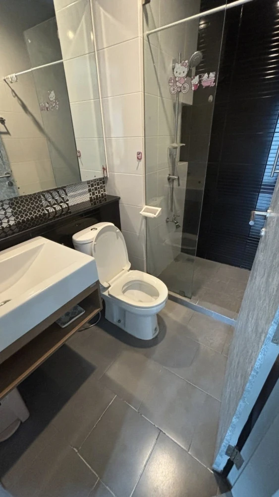 For sale rent Zelle Salaya, a large room, lots of usable space, convenient and complete here, just come with your belongings and move in.