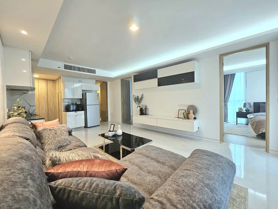 For Sale Siamese 39, luxury condo, decorated in Minimal Luxuly style, every piece of furniture is very good. Hurry and reserve now.