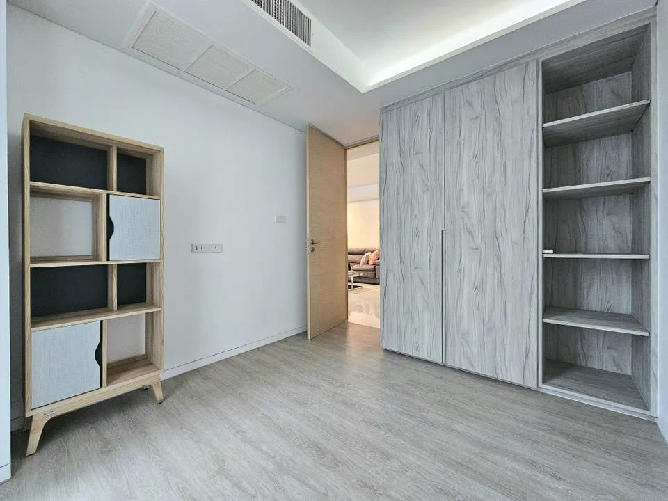 For Sale Siamese 39, luxury condo, decorated in Minimal Luxuly style, every piece of furniture is very good. Hurry and reserve now.