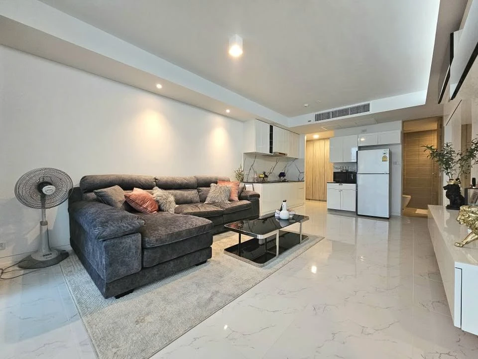 For Sale Siamese 39, luxury condo, decorated in Minimal Luxuly style, every piece of furniture is very good. Hurry and reserve now.
