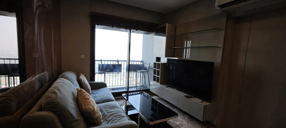 For sale: The Politan Rive. Large, comfortable unit with ample living space on the 53rd floor, offering stunning high-floor views. Don't miss out on t