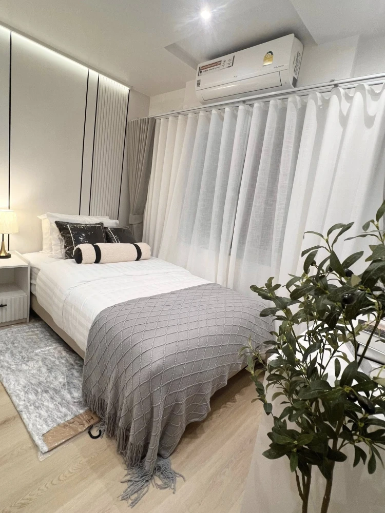 Fortune Condo Town (Fortune Condo Town) Sathu Pradit, the room is decorated in a simple and luxurious style, with excellent built-in furniture and com