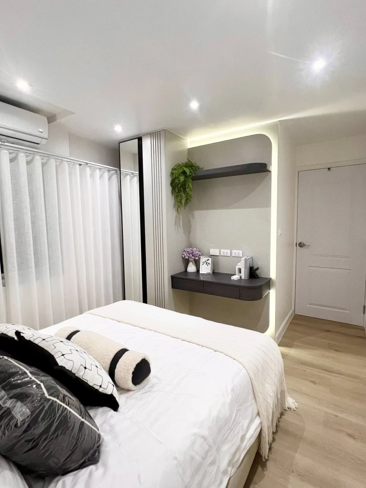 Fortune Condo Town (Fortune Condo Town) Sathu Pradit, the room is decorated in a simple and luxurious style, with excellent built-in furniture and com