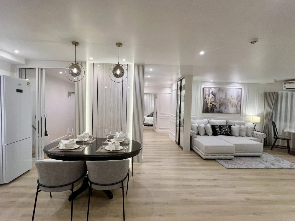 Fortune Condo Town (Fortune Condo Town) Sathu Pradit, the room is decorated in a simple and luxurious style, with excellent built-in furniture and com