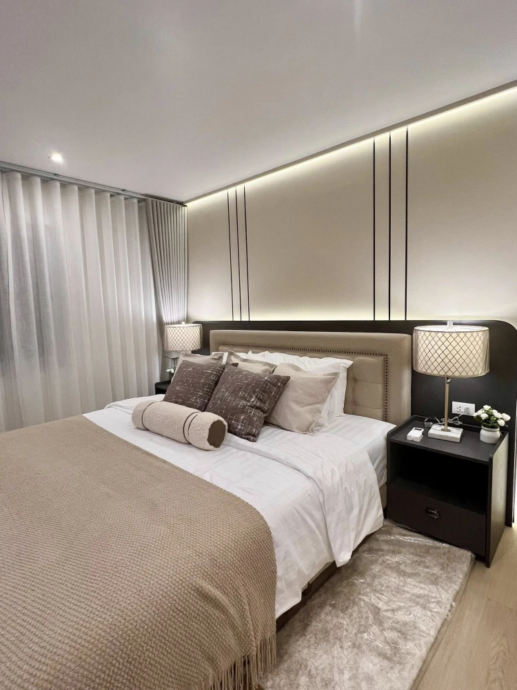 Fortune Condo Town (Fortune Condo Town) Sathu Pradit, the room is decorated in a simple and luxurious style, with excellent built-in furniture and com