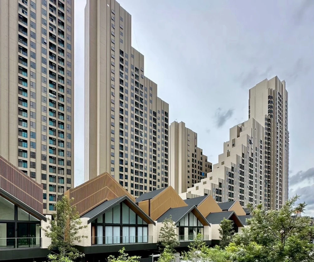 NUE Riverest Ratchaburana, 2 Bedroom unit, spacious frontage, 9th floor. This riverfront unit offers stunning river views from every angle. Book now!