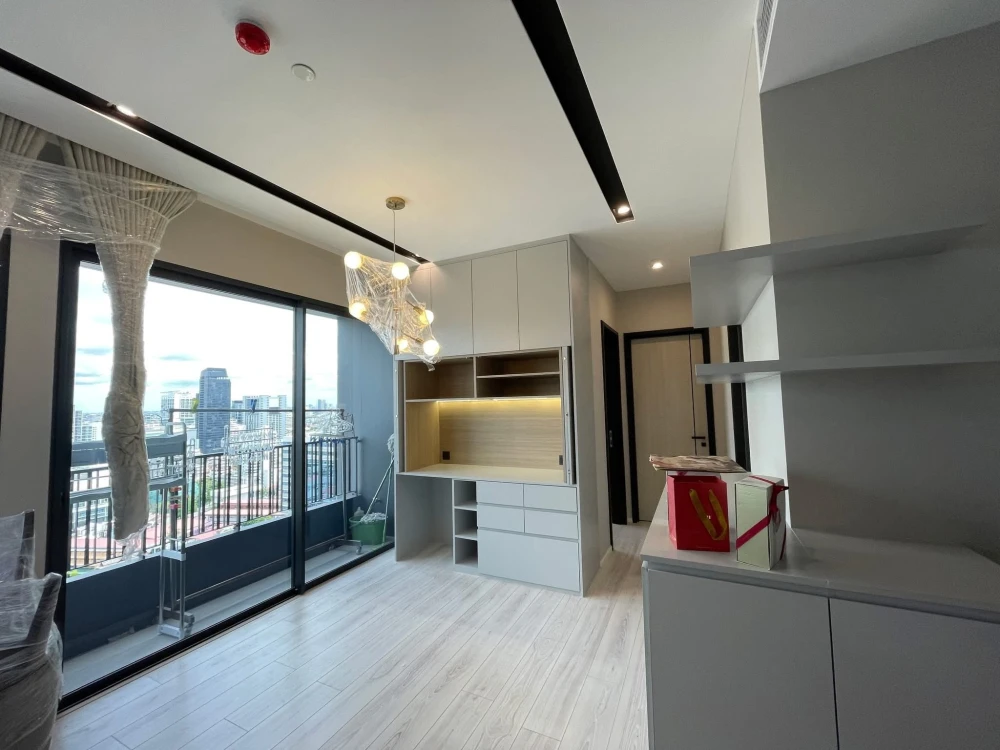 Rare Item! For Rent: The Room Phayathai, large 70 sq.m. room with panoramic garden view and ample storage space. A must-book!