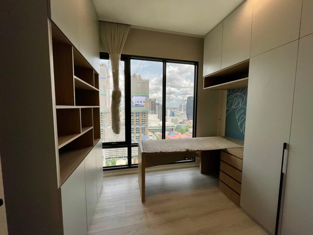 Rare Item! For Rent: The Room Phayathai, large 70 sq.m. room with panoramic garden view and ample storage space. A must-book!