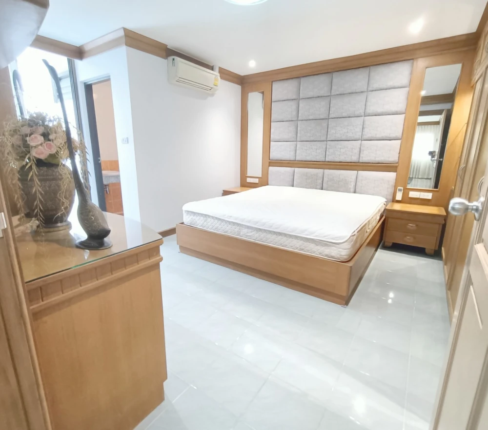 Rent/Sale Ratchada City 18, very beautiful room Built-in teak furniture throughout the room You can live as a family comfortably. Hurry up to reserve.