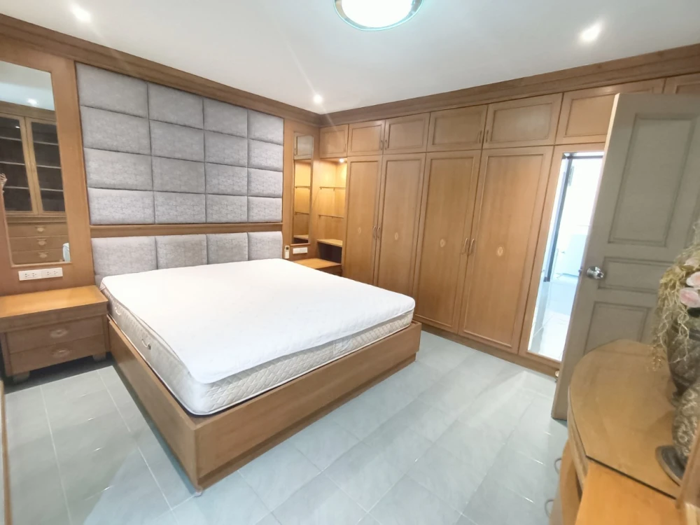 Rent/Sale Ratchada City 18, very beautiful room Built-in teak furniture throughout the room You can live as a family comfortably. Hurry up to reserve.