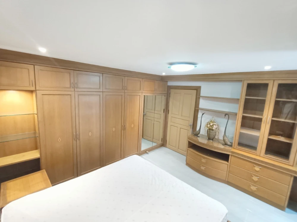 Rent/Sale Ratchada City 18, very beautiful room Built-in teak furniture throughout the room You can live as a family comfortably. Hurry up to reserve.