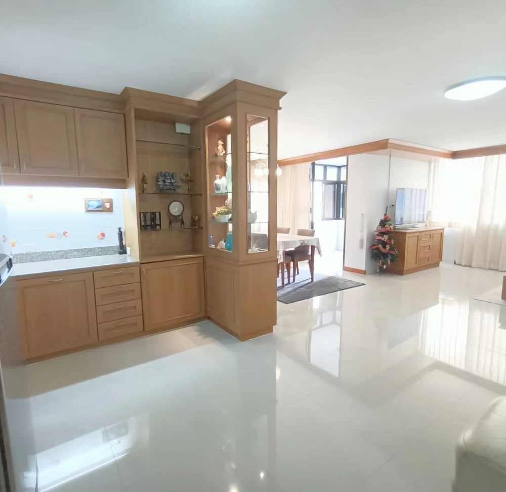 Rent/Sale Ratchada City 18, very beautiful room Built-in teak furniture throughout the room You can live as a family comfortably. Hurry up to reserve.