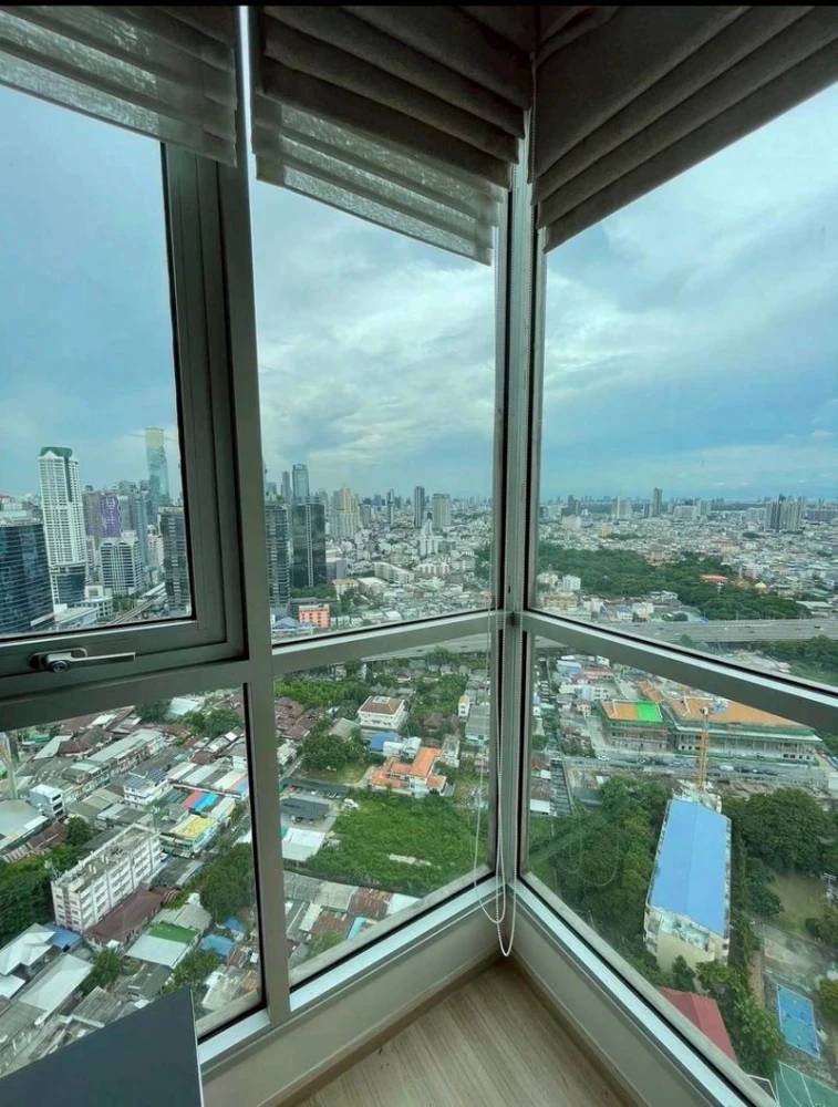 Rhythm Sathorn condo in the heart of the city. Corner room, river view, high floor, good atmosphere. It's available for rent. Anyone looking for a bea