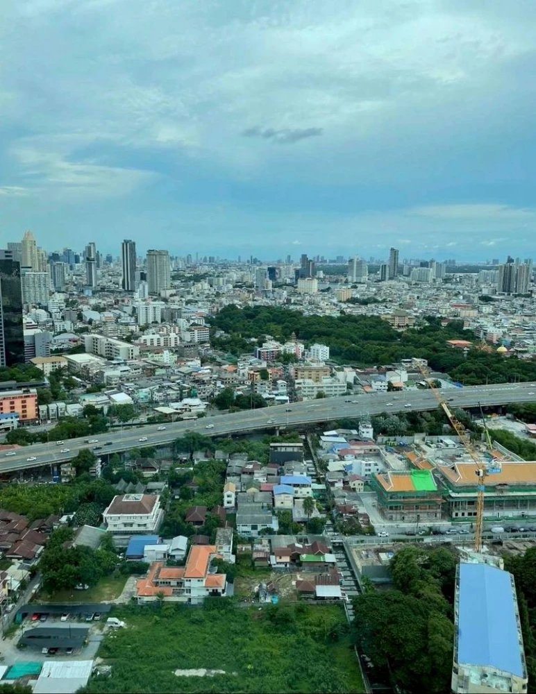 Rhythm Sathorn condo in the heart of the city. Corner room, river view, high floor, good atmosphere. It's available for rent. Anyone looking for a bea
