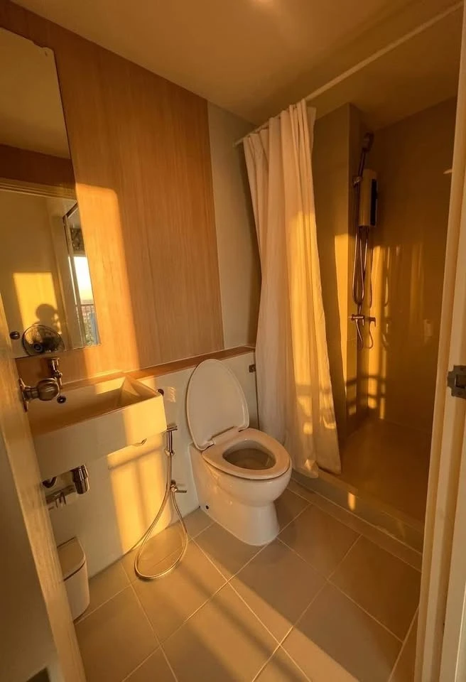 .shg=jk Aspire Ratchada-Wongsawang: Unit with an unobstructed view—enjoy evening sunsets and warm, romantic lighting. Ready to move in.