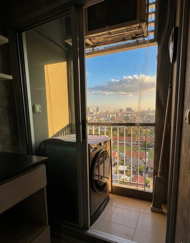 .shg=jk Aspire Ratchada-Wongsawang: Unit with an unobstructed view—enjoy evening sunsets and warm, romantic lighting. Ready to move in.