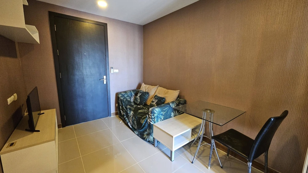 The Oscar Petchkasem 58 for rent or sale...fully furnished but you can move in in this room!!