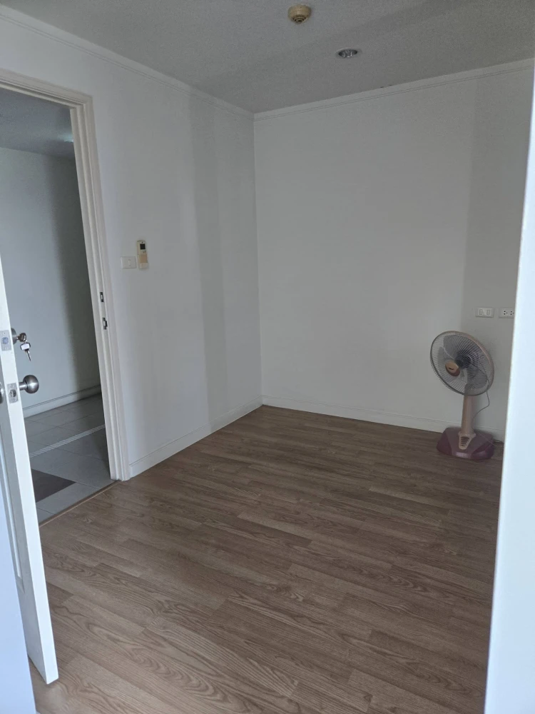 For sale: Lumpini Ville Chaengwattana-Pakkret condo, unfurnished, affordable price. Perfect for those who love decorating their own space. Don't miss
