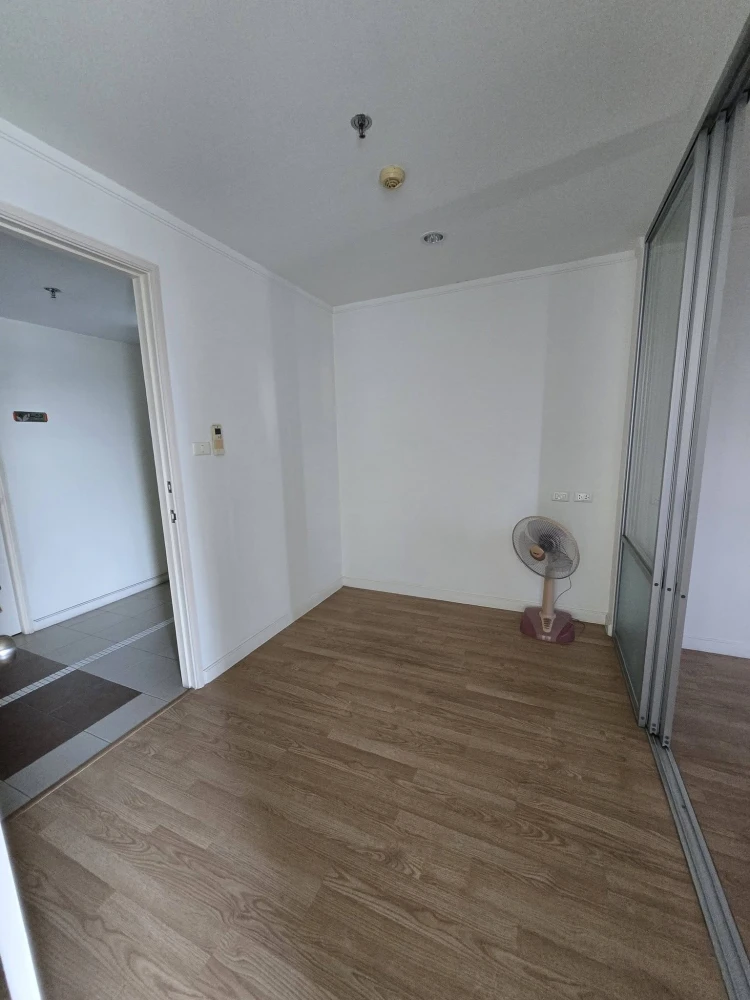 For sale: Lumpini Ville Chaengwattana-Pakkret condo, unfurnished, affordable price. Perfect for those who love decorating their own space. Don't miss