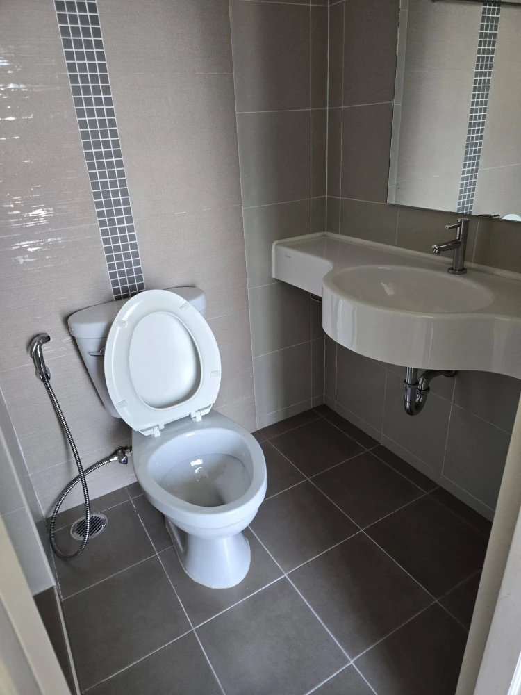 For sale: Lumpini Ville Chaengwattana-Pakkret condo, unfurnished, affordable price. Perfect for those who love decorating their own space. Don't miss