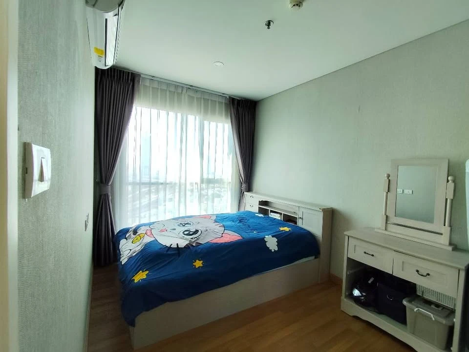 For sale: Lumpini Place Ratchada-Sathu, corner unit with privacy, plenty of usable space, complete amenities. Don't miss out!