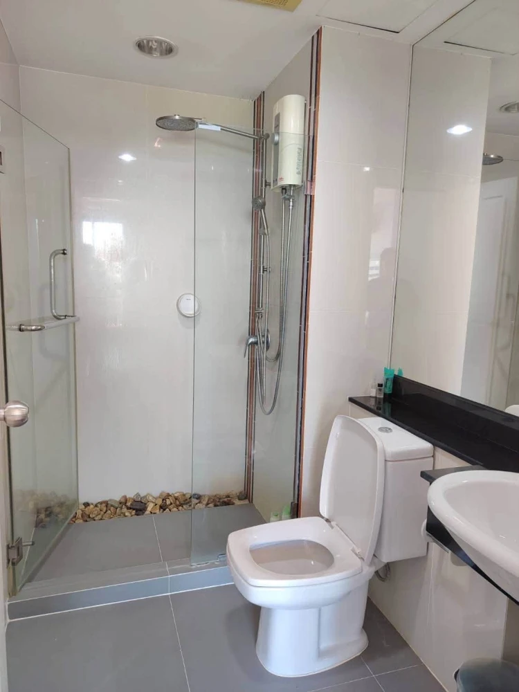 For Sale / Rent: Chateau In Town Sukhumvit 62/1 phase 2. Spacious unit with well-divided spaces, large windows, corner windows, and open views. Book n